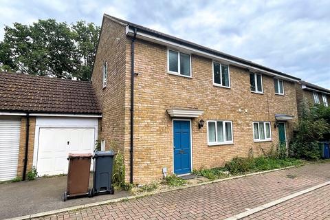 3 bedroom semi-detached house to rent, Cherwell Grove, South Ockendon.