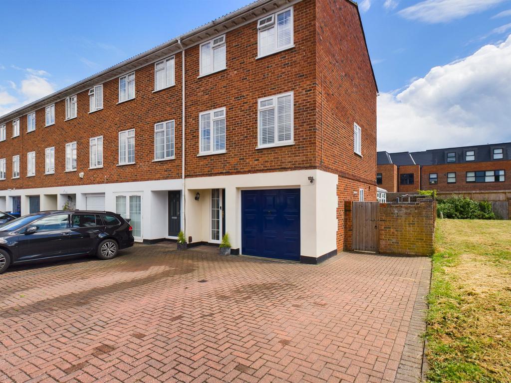Riversdell Close, Chertsey, Surrey, KT16 4 bed end of terrace house for