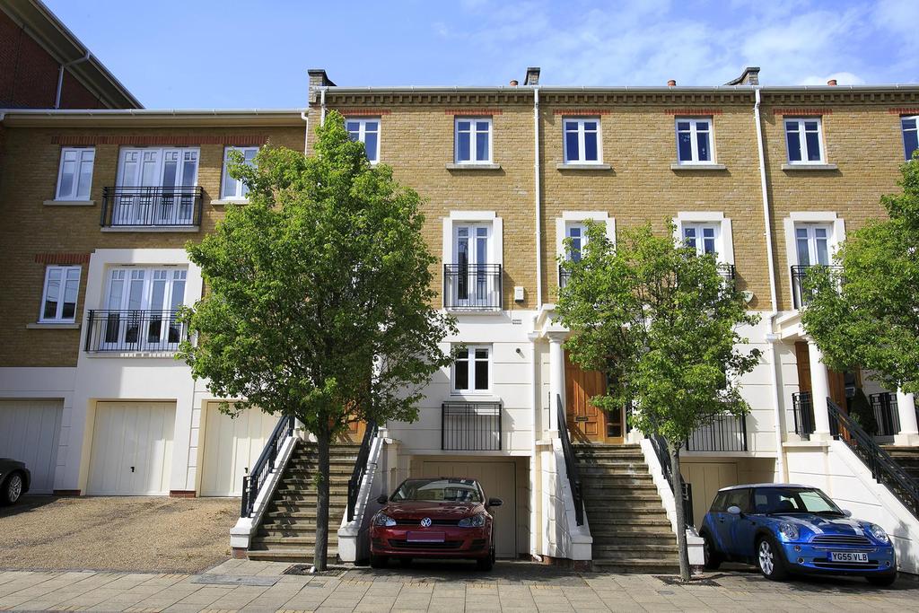 Denton Road, Twickenham TW1 4 bed townhouse £5,750 pcm (£1,327 pw)