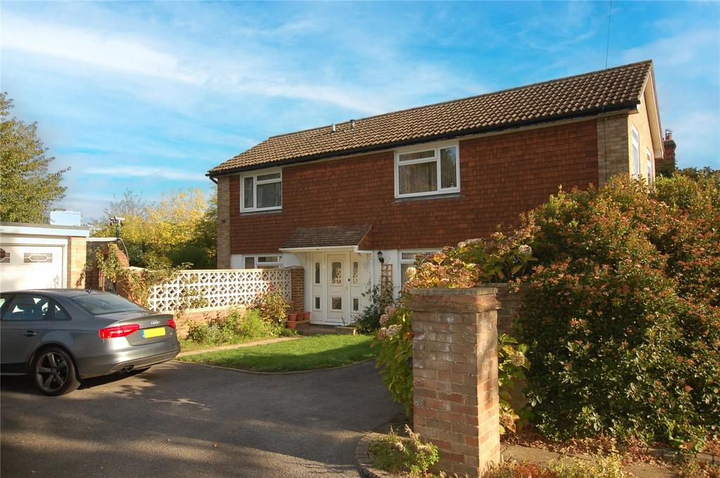 Woodham Lane, New Haw, KT15 3 bed detached house for sale £600,000