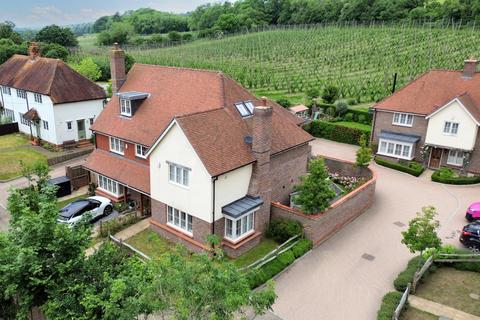 2 Hops End, Puttenham, Guildford, GU3 1AE
