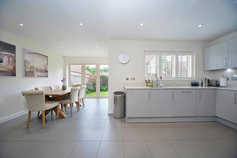 2 Hops End, Puttenham, Guildford, GU3 1AE