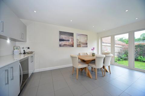 2 Hops End, Puttenham, Guildford, GU3 1AE