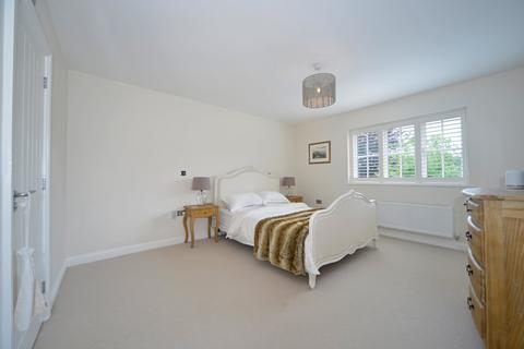 2 Hops End, Puttenham, Guildford, GU3 1AE