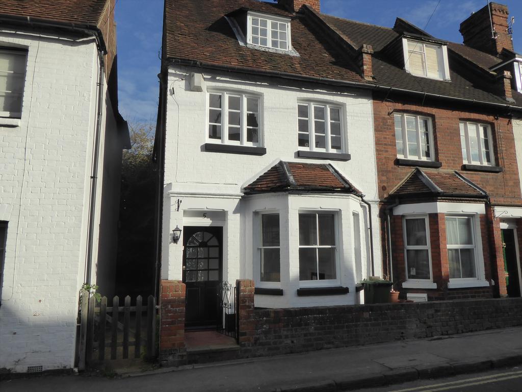 Queen Close, HenleyonThames RG9 3 bed semidetached house to rent £