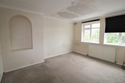 8 Colne Valley, Upminster, RM14 1QA