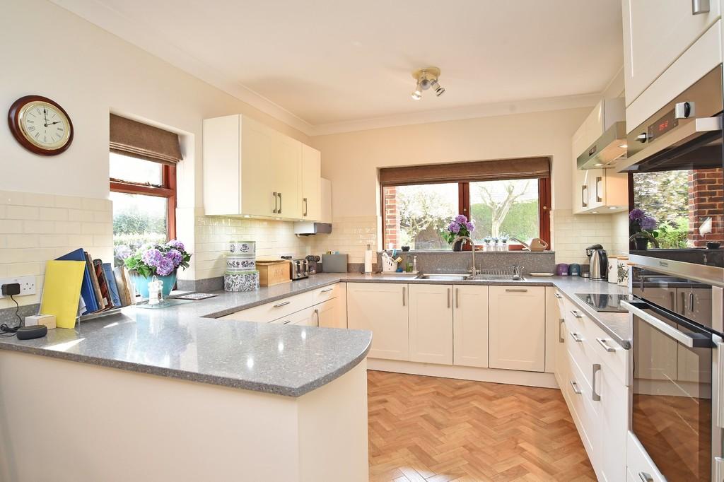 St James Court Wheatlands Road East, Harrogate 3 bed apartment £500,000