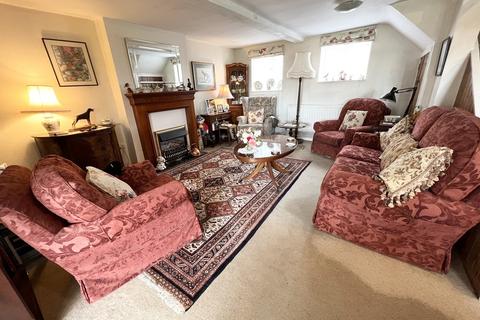 2 Buckingham Road, Brackley, NN13 7EL