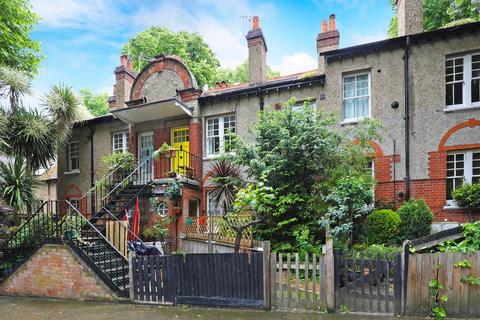 6 Victoria Place, Richmond, TW9 1RU
