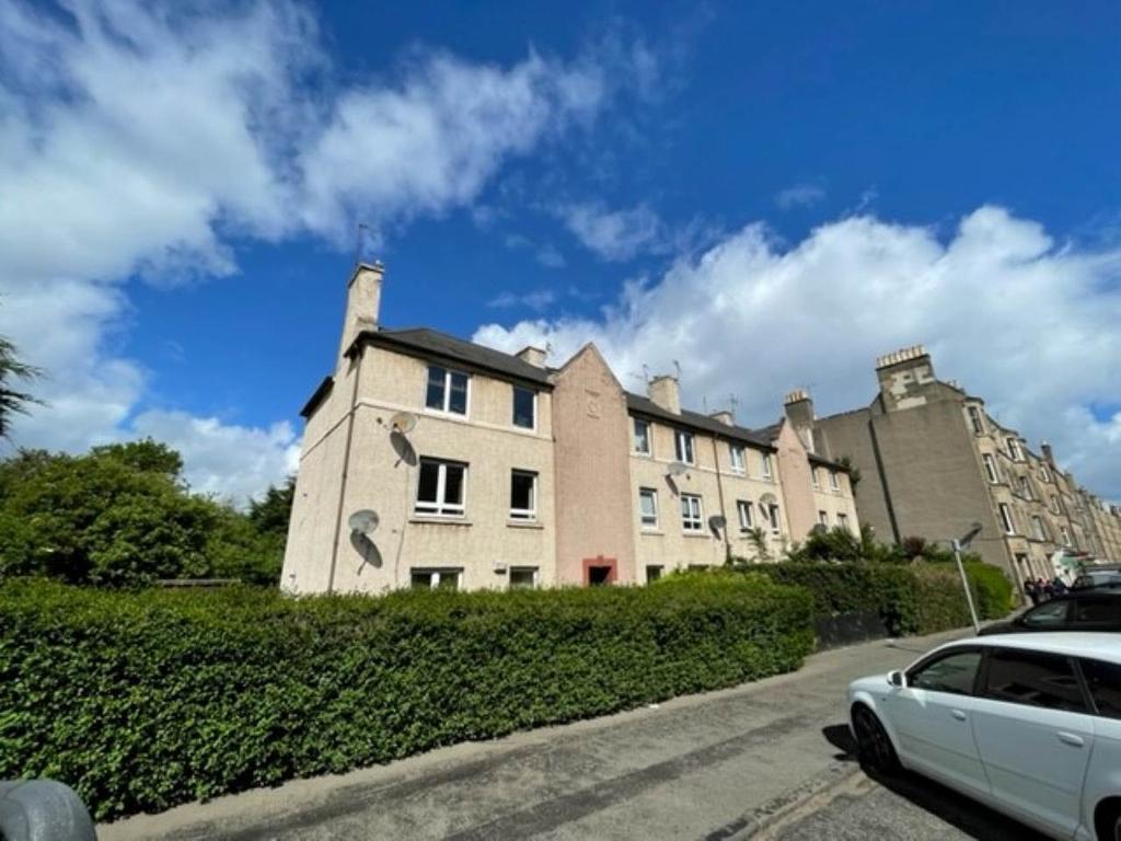 Easter Road, Edinburgh, 1 bed flat £775 pcm (£179 pw)