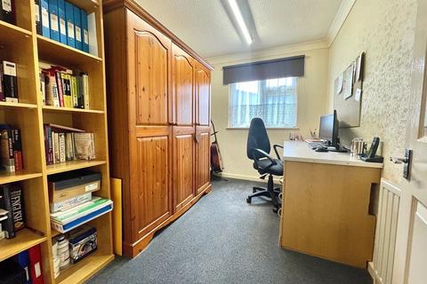21 Mayflower Close, South Ockendon, RM15 6HZ