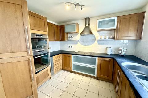 3 bedroom apartment for sale, St Christophers Court, Marina, Swansea