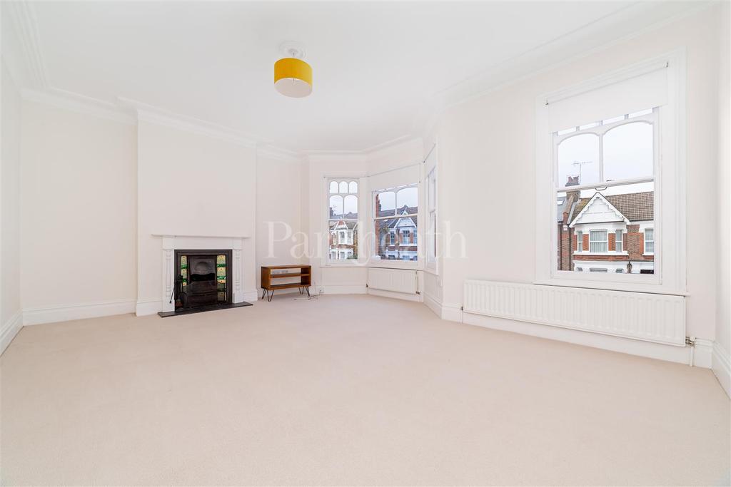 Crediton Road, Kensal Rise NW10 2 bed flat £2,200 pcm (£508 pw)