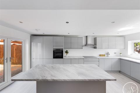 12 Broadway, Leeds, LS15 0LX