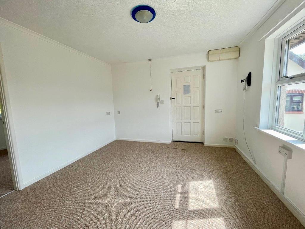 39 Windsor Court, Kingsbridge 1 bed flat £65,000