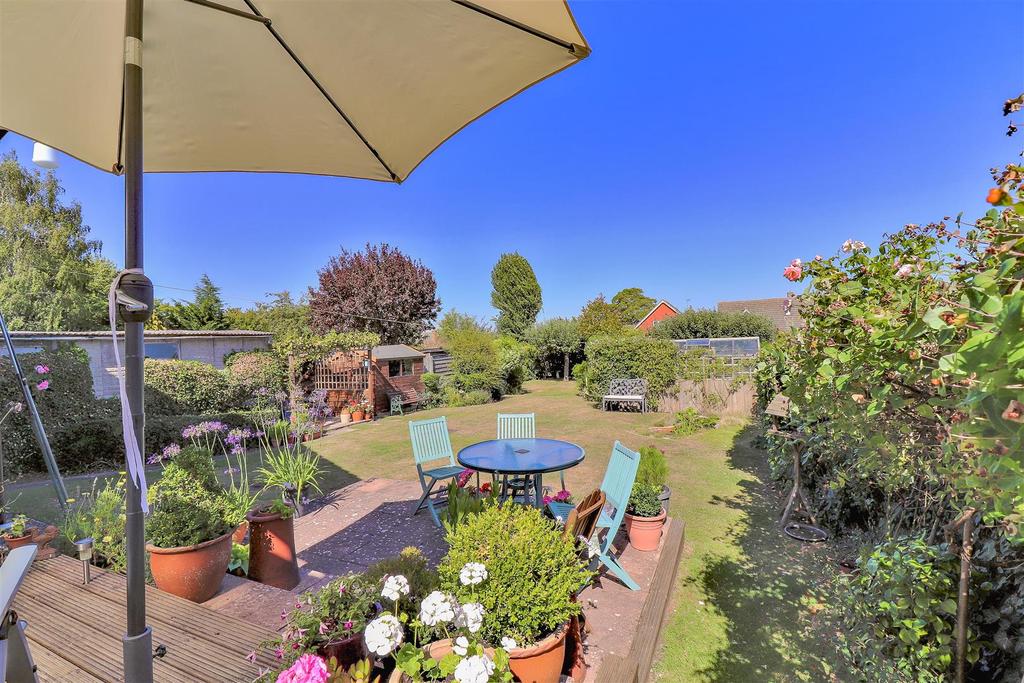 Castle Road, Hadleigh, Ipswich, Suffolk, IP7 6JW 3 bed detached