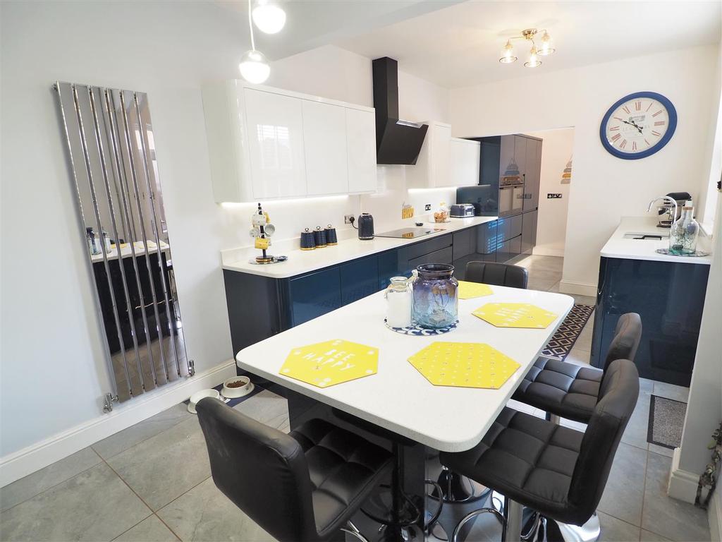Hawton Lane, New Balderton, Newark 4 bed semidetached house £270,000