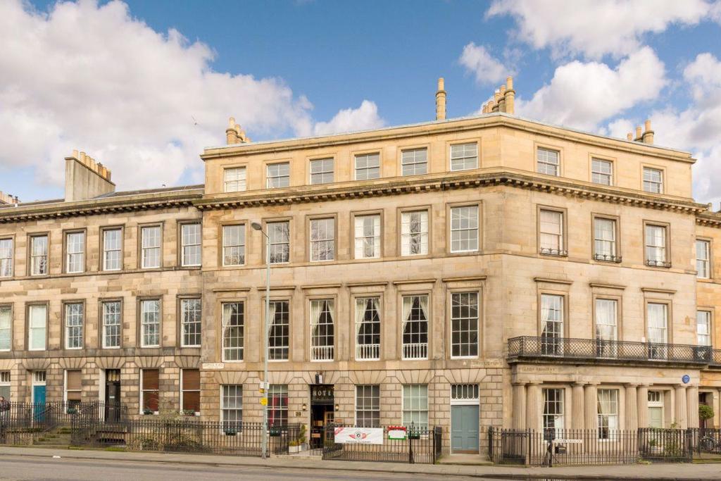Leopold Place, Edinburgh 4 bed flat £2,650 pcm (£612 pw)