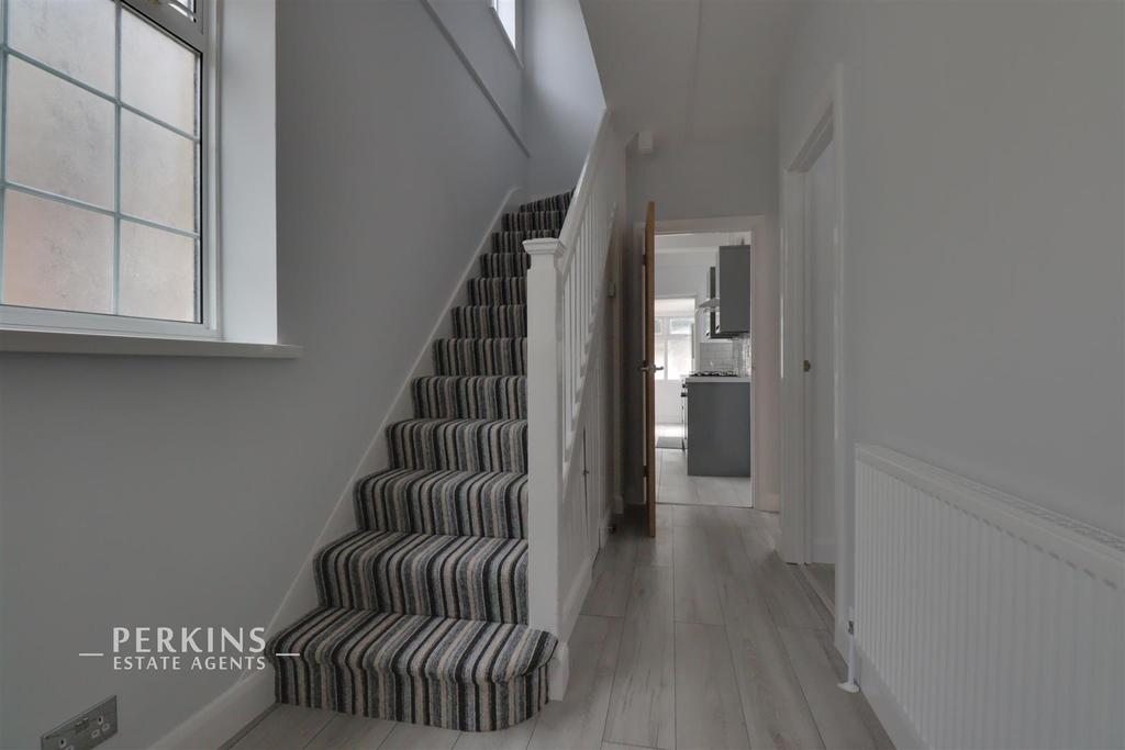 Burns Avenue, Southall 3 bed end of terrace house £2,000 pcm (£462 pw)