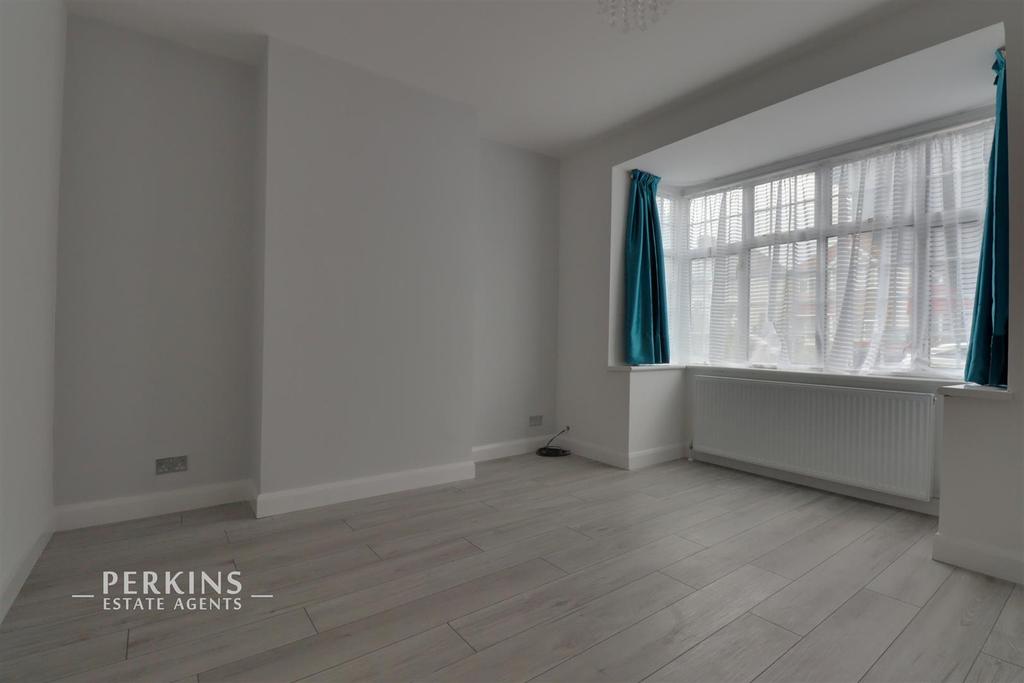 Burns Avenue, Southall 3 bed end of terrace house £2,000 pcm (£462 pw)