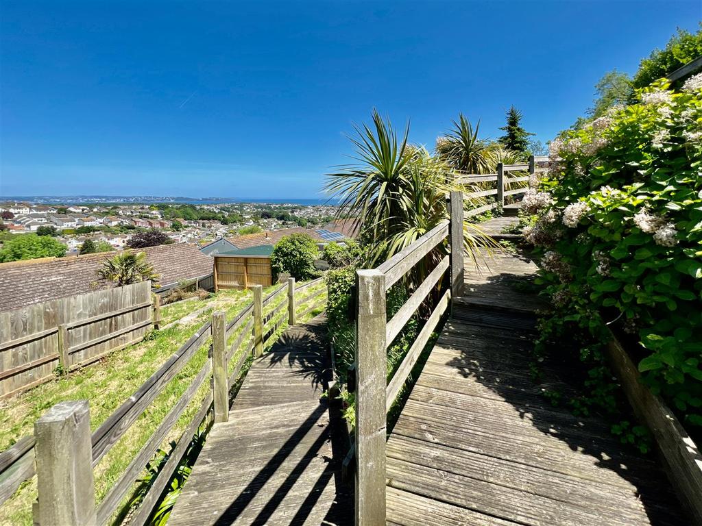 Ocean View Drive, Brixham 4 bed semidetached house £300,000