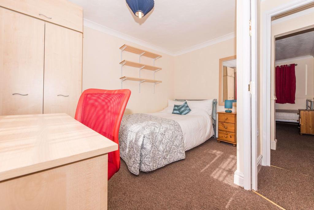 Shipman Avenue, Canterbury 2 bed house £919 pcm (£212 pw)