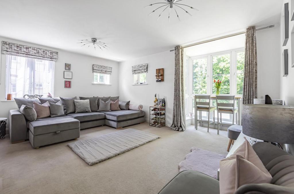 Crestwood View, Boyatt Wood, Eastleigh 2 bed flat £200,000