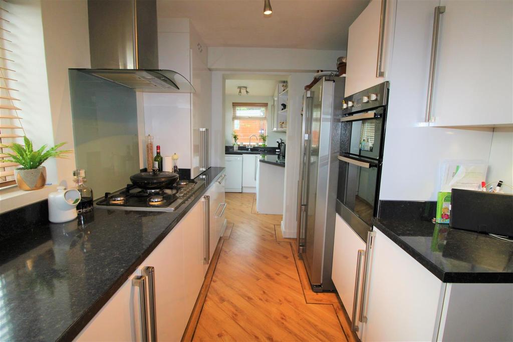 Buckfast Drive, Formby, Liverpool 3 bed semidetached house £235,000