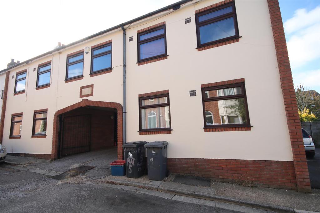 St. Jacobs Place, Canterbury 2 bed house £925 pcm (£213 pw)