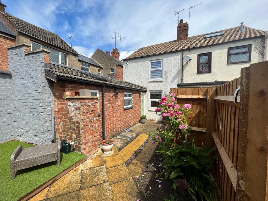 Broad Street, Earls Barton, Northamptonshire, NN6 2 bed cottage for