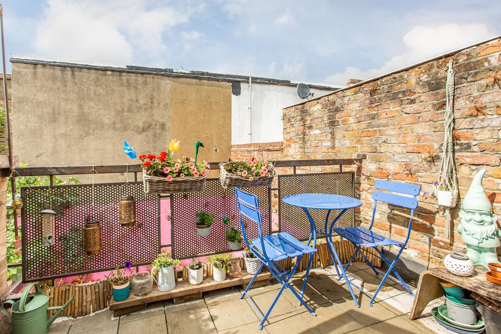 Street, E3 2 bed flat for sale £575,000