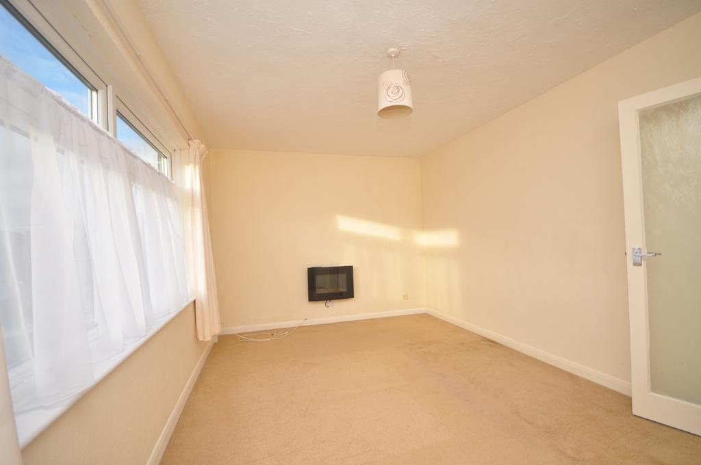 Hillmead Crawley RH11 2 bed flat £800 pcm (£185 pw)