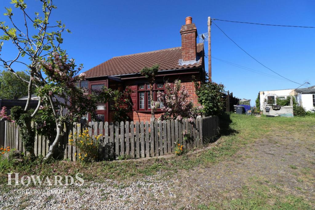 Fakes Road, Hemsby 2 bed detached bungalow for sale £165,000