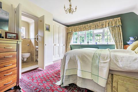 23 Ember Lane, Esher, KT10 8EA