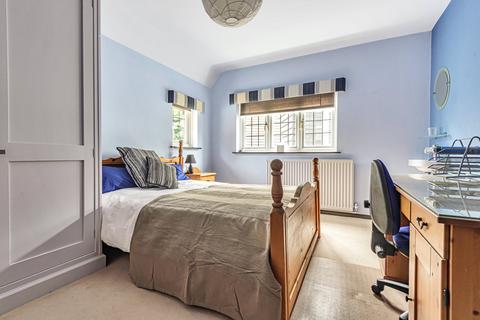 23 Ember Lane, Esher, KT10 8EA