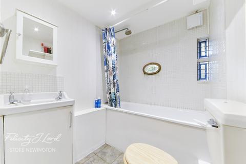 53b Defoe Road, London, N16 0EH