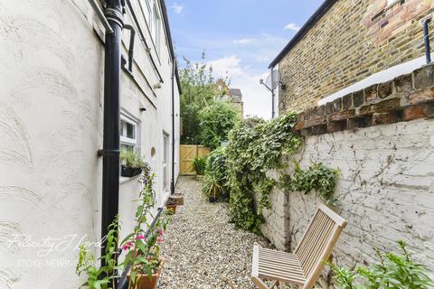 53b Defoe Road, London, N16 0EH