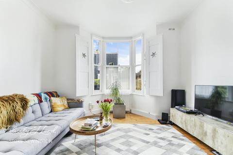 53b Defoe Road, London, N16 0EH