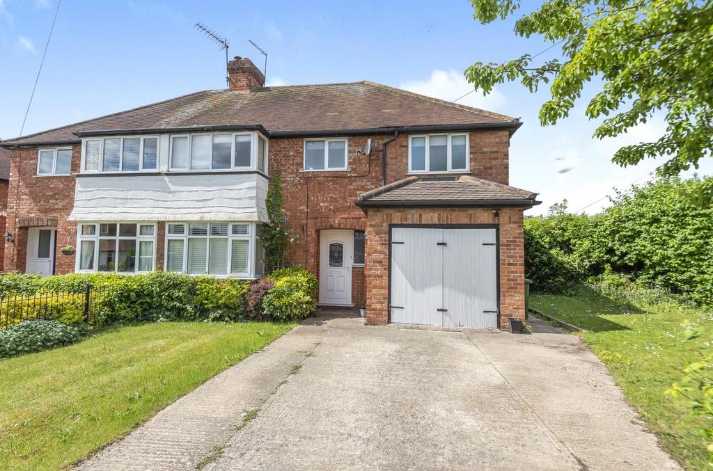 Chiltern Road, Burnham, Bucks, SL1 4 bed semidetached house £585,000