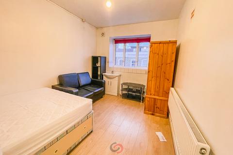 Studio to rent, Holloway Road, London  N7