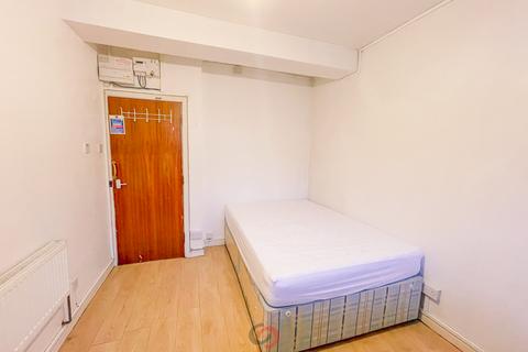 Studio to rent, Holloway Road, London  N7