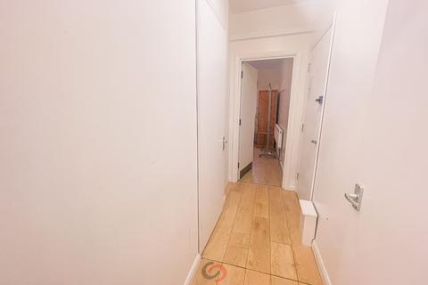 Studio to rent, Holloway Road, London  N7