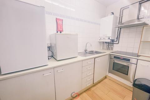 Studio to rent, Holloway Road, London  N7