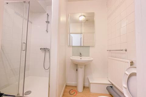 Studio to rent, Holloway Road, London  N7