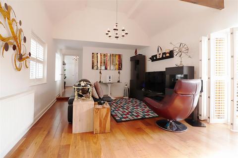 7 Chapel Drive, Dartford, DA2 6FF
