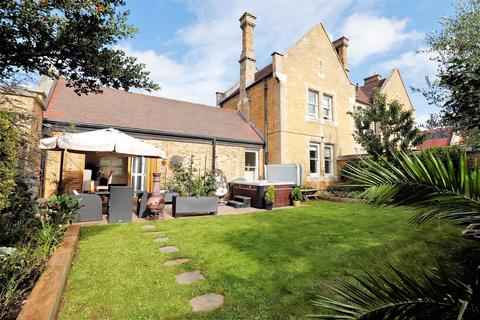 7 Chapel Drive, Dartford, DA2 6FF