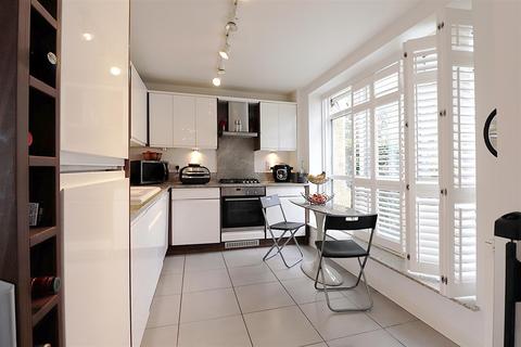 7 Chapel Drive, Dartford, DA2 6FF