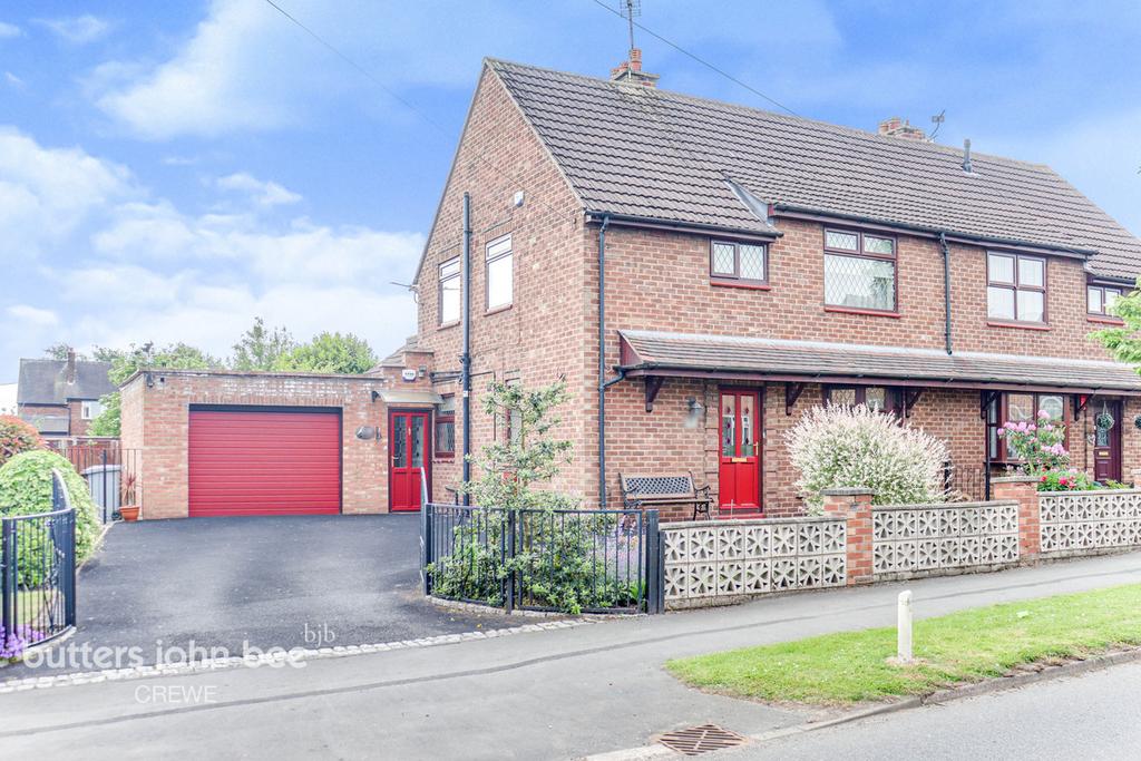 Vine Tree Avenue, Crewe 3 bed semidetached house £230,000