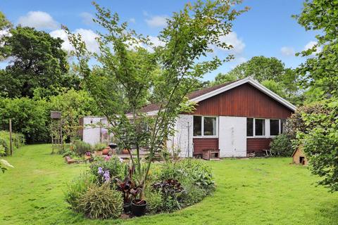 2 Farm Close, Worplesdon, Guildford, GU3 3QQ