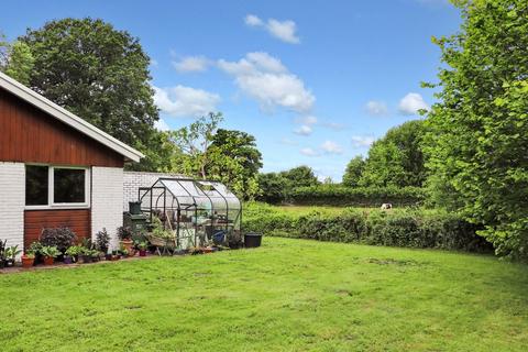 2 Farm Close, Worplesdon, Guildford, GU3 3QQ